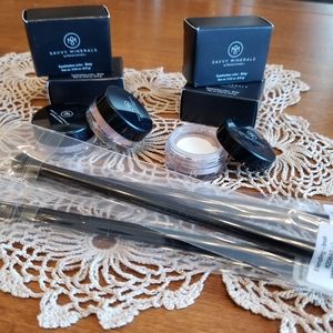 Savvy Minerals eyeshadow powder + blending brush